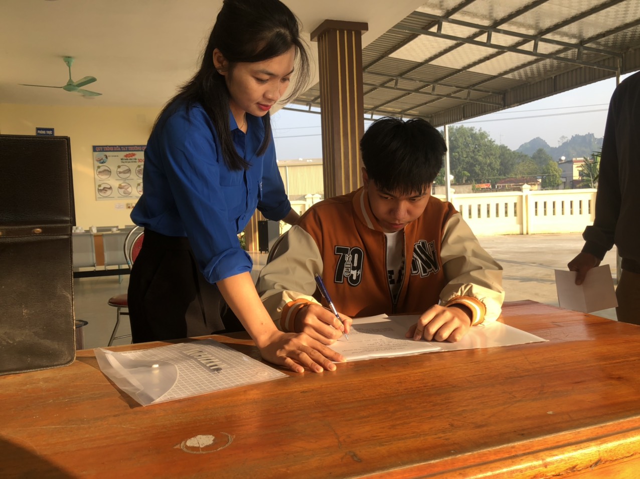 Anh-tin-bai